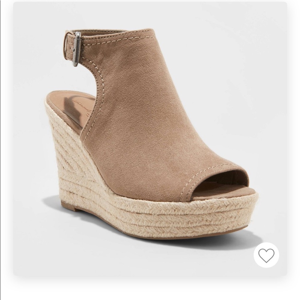 HP 🎉 BNWT Microsuede espadrille tan wedge